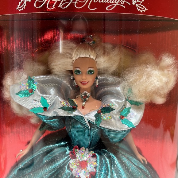 Happy Holidays Barbie - Picture 2 of 8